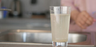 Vecinos de Móstoles alertan sobre la salida de agua turbia del grifo en sus viviendas