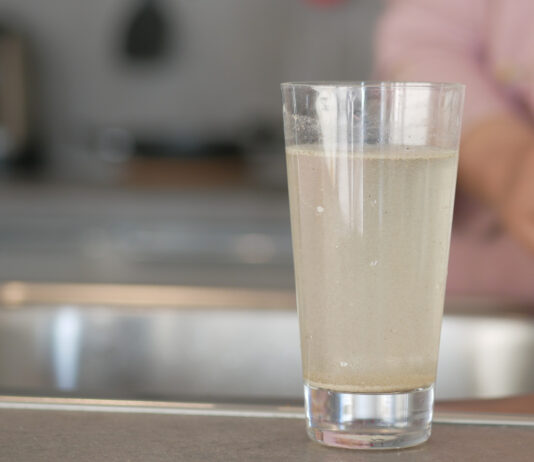 Vecinos de Móstoles alertan sobre la salida de agua turbia del grifo en sus viviendas