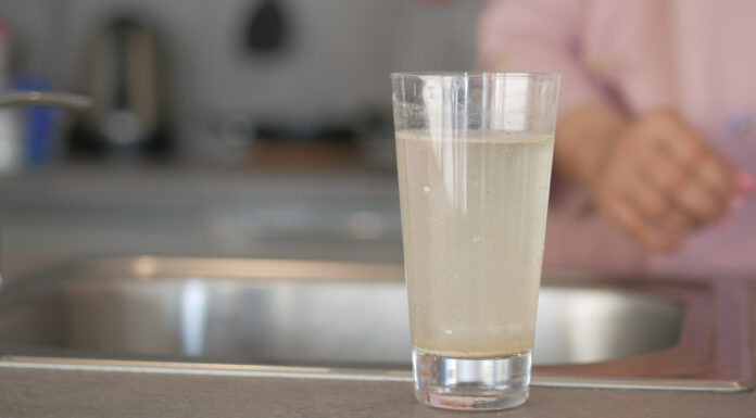 Vecinos de Móstoles alertan sobre la salida de agua turbia del grifo en sus viviendas Vecinos de Móstoles alertan sobre la salida de agua turbia del grifo en sus viviendas