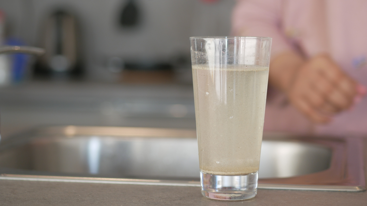 Vecinos de Móstoles alertan sobre la salida de agua turbia del grifo en sus viviendas Vecinos de Móstoles alertan sobre la salida de agua turbia del grifo en sus viviendas
