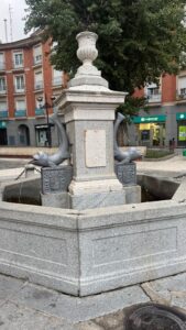 AHIMOS denuncia un atentado contra el patrimonio histórico de Móstoles en la Fuente de los Peces