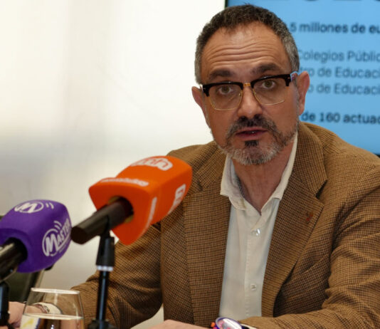 Bautista responde a la polémica de los institutos de Móstoles: «Los centros están perfectamente mantenidos»