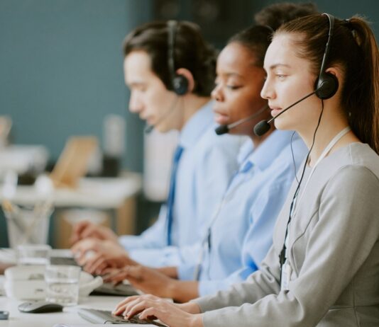 "Cómo ser teleoperador y no morir en el intento": el nuevo libro de un vecino de Móstoles