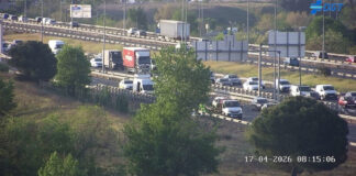El incendio de un vehículo en la M-50 provoca retenciones de tráfico a la altura de Móstoles
