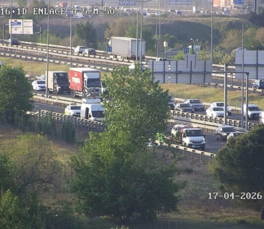 El incendio de un vehículo en la M-50 provoca retenciones de tráfico a la altura de Móstoles