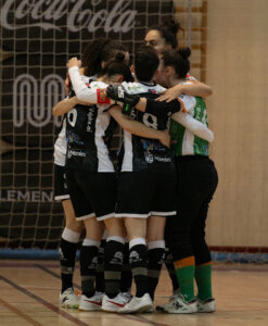 El CD Móstoles URJC pierde en el descuento y su ascenso a Segunda RFEF corre serio peligro