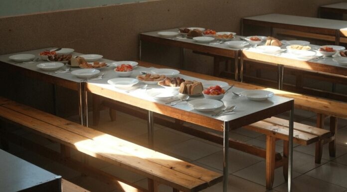 Las familias de Móstoles ya pueden solicitar las ayudas de comedor escolar para el curso 2026/27