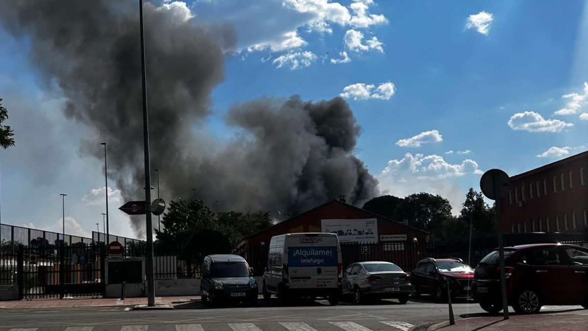 Incendio en Móstoles moviliza a bomberos y policía Incendio en Móstoles moviliza a bomberos y policía