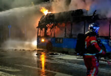 Aparatoso incendio de un autobús de la EMT en Móstoles: ocurrió junto a la Plaza de Toros