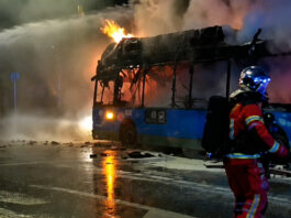 Aparatoso incendio de un autobús de la EMT en Móstoles: ocurrió junto a la Plaza de Toros