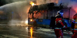 Aparatoso incendio de un autobús de la EMT en Móstoles: ocurrió junto a la Plaza de Toros Aparatoso incendio de un autobús de la EMT en Móstoles: ocurrió junto a la Plaza de Toros