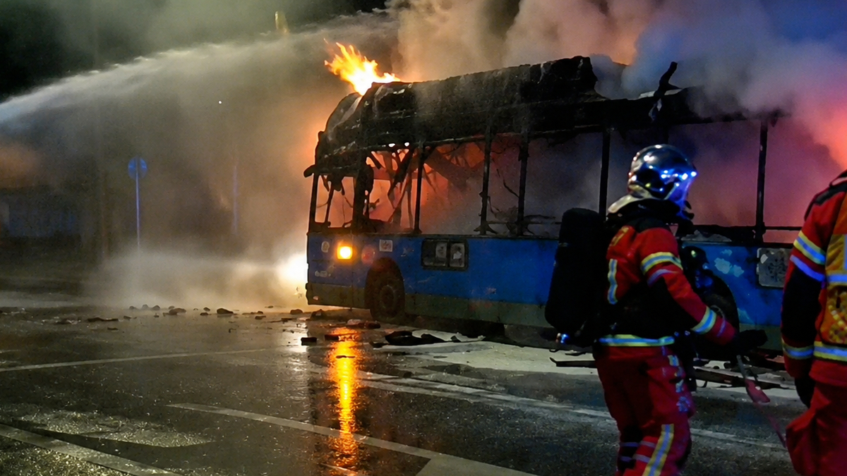 Aparatoso incendio de un autobús de la EMT en Móstoles: ocurrió junto a la Plaza de Toros Aparatoso incendio de un autobús de la EMT en Móstoles: ocurrió junto a la Plaza de Toros