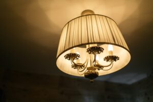 Los vecinos de Móstoles pagarán entre 8 y 10 euros más en su factura de la luz: el IVA vuelve al 21%