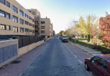Vecinos del PAU-4 de Móstoles denuncian el uso de las aceras como zonas de aparcamiento