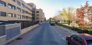 Vecinos del PAU-4 de Móstoles denuncian el uso de las aceras como zonas de aparcamiento