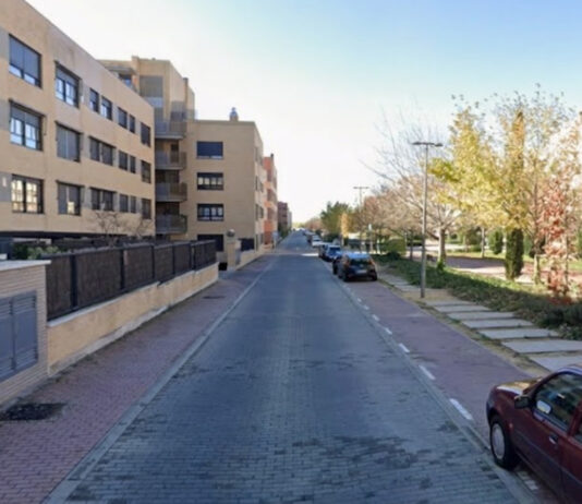 Vecinos del PAU-4 de Móstoles denuncian el uso de las aceras como zonas de aparcamiento