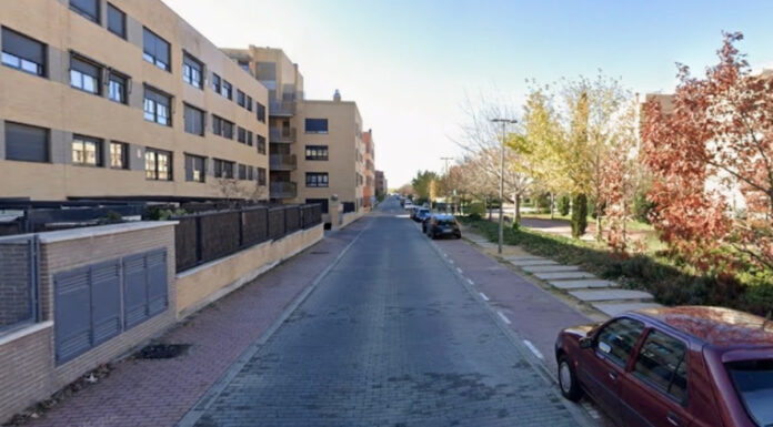 Vecinos del PAU-4 de Móstoles denuncian el uso de las aceras como zonas de aparcamiento