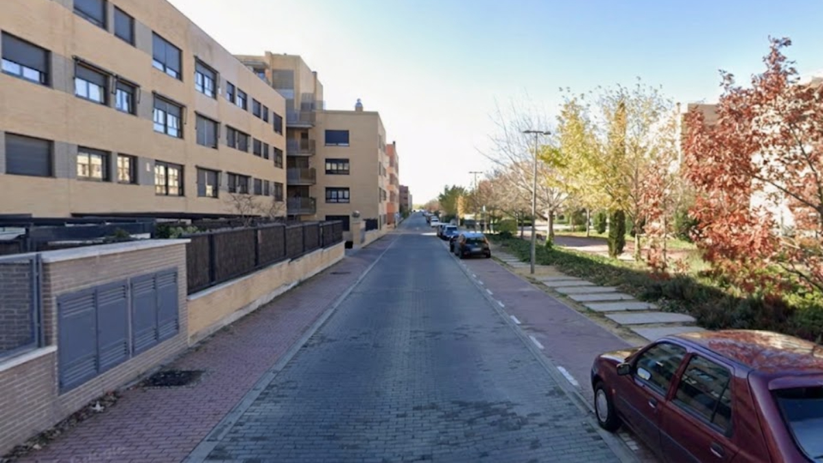 Vecinos del PAU-4 de Móstoles denuncian el uso de las aceras como zonas de aparcamiento