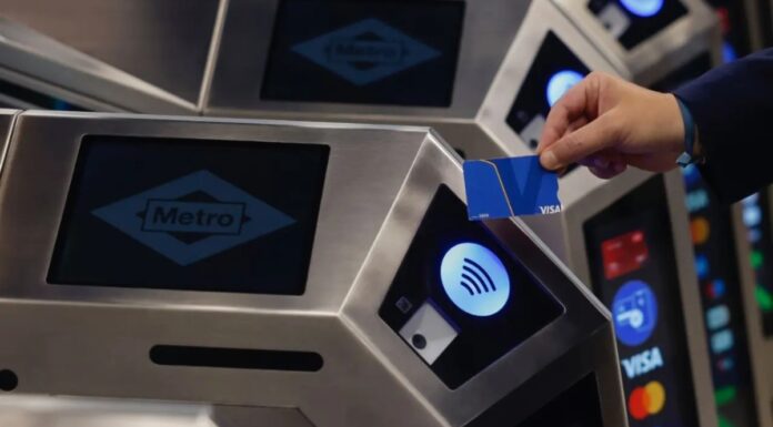 Los vecinos de Móstoles podrán pagar con tarjeta en los tornos del Metro desde el 1 de junio Los vecinos de Móstoles podrán pagar con tarjeta en los tornos del Metro desde el 1 de junio