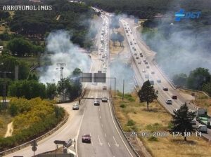 Un incendio en Parque Coimbra obliga a cortar un carril de la A-5 a la altura de Móstoles