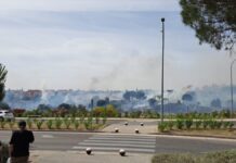 Un incendio en Parque Coimbra obliga a cortar un carril de la A-5 a la altura de Móstoles