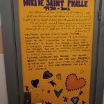 Los baños de un instituto de Móstoles se transforman en un museo reivindicativo