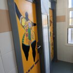 Los baños de un instituto de Móstoles se transforman en un museo reivindicativo