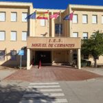 Los baños de un instituto de Móstoles se transforman en un museo reivindicativo