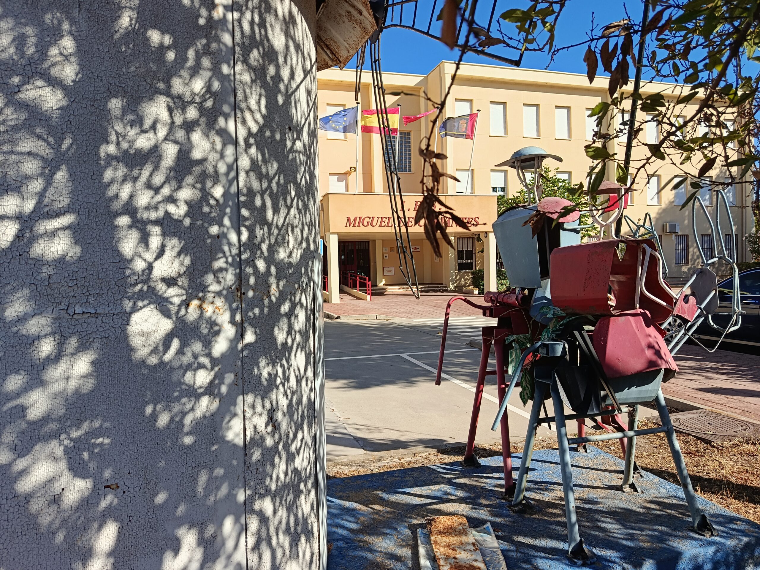 Los baños de un instituto de Móstoles se transforman en un museo reivindicativo