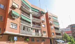 Un incendio provoca una deflagración de gas y un socavón en un edificio residencial de Móstoles