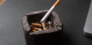 Adiós a fumar en las piscinas y terrazas de los bares de Móstoles: así te afectará la nueva antitabaco