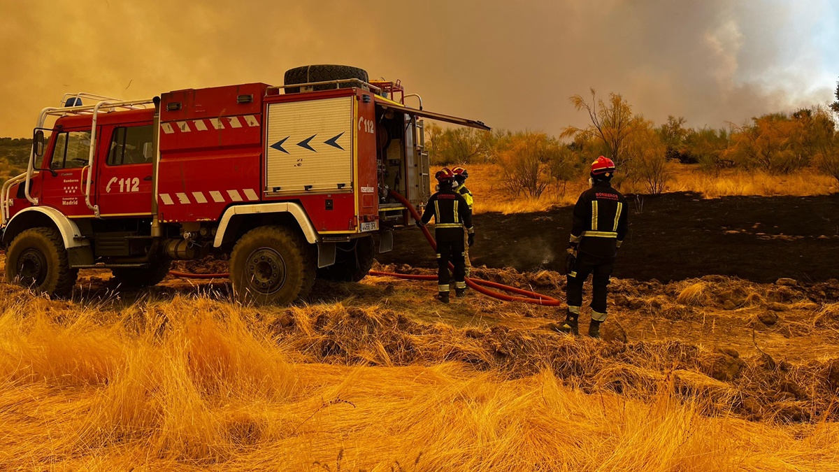 Móstoles vuelve a ser afectada por los incendios en la región: humo en suspensión, cielo rojo y olor a quemado