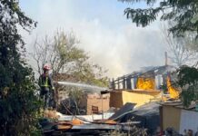 Incendio en Móstoles tras arder una zona de vegetación y basura junto a la urbanización Los Llanos