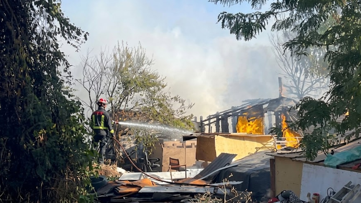 Incendio en Móstoles tras arder una zona de vegetación y basura junto a la urbanización Los Llanos Incendio en Móstoles tras arder una zona de vegetación y basura junto a la urbanización Los Llanos