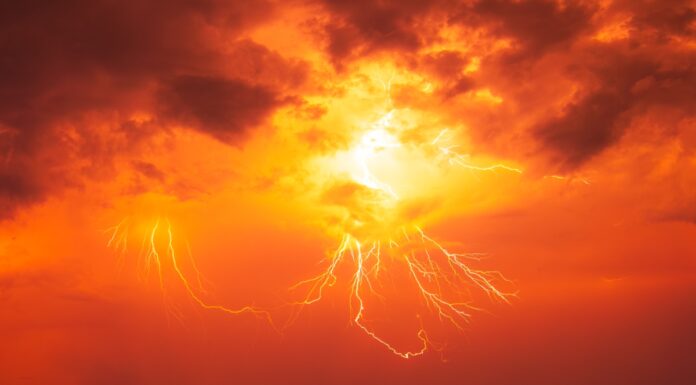 La AEMET activa la alerta naranja por calor y el aviso amarillo por tormentas en Móstoles La AEMET activa la alerta naranja por calor y el aviso amarillo por tormentas en Móstoles