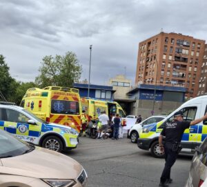 Amplio despliegue de emergencias tras un accidente de tráfico en la rotonda de El Soto en Móstoles