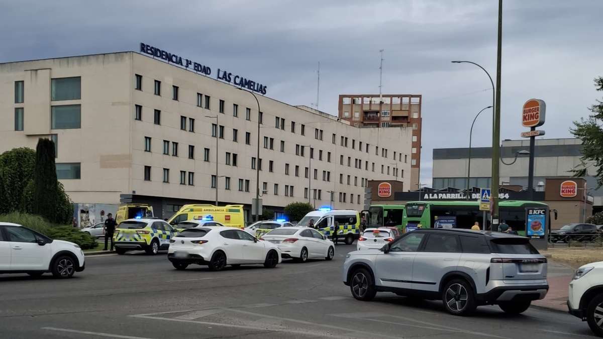 Amplio despliegue de emergencias tras un accidente de tráfico en la rotonda de El Soto en Móstoles Amplio despliegue de emergencias tras un accidente de tráfico en la rotonda de El Soto en Móstoles