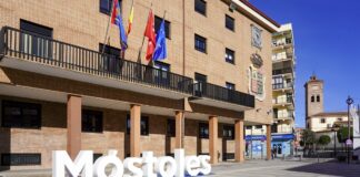 PSOE exige paralizar el contrato de catering de 880.000 euros en Móstoles y redestinar recursos