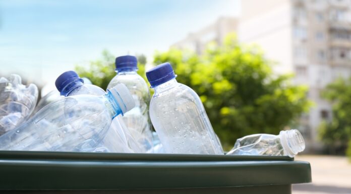 Cobro extra por latas y botellas en los bares de Móstoles: el Gobierno implanta un nuevo sistema de fianza