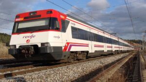 Un incendio en la C-5 corta la circulación de trenes durante una hora: así afectó a los vecinos de Móstoles