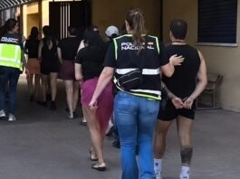 Desmantelada una casa-prostíbulo en Móstoles que explotaba a mujeres: hay 16 personas detenidas Desmantelada una casa-prostíbulo en Móstoles que explotaba a mujeres: hay 16 personas detenidas