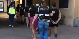Desmantelada una casa-prostíbulo en Móstoles que explotaba a mujeres: hay 16 personas detenidas Desmantelada una casa-prostíbulo en Móstoles que explotaba a mujeres: hay 16 personas detenidas