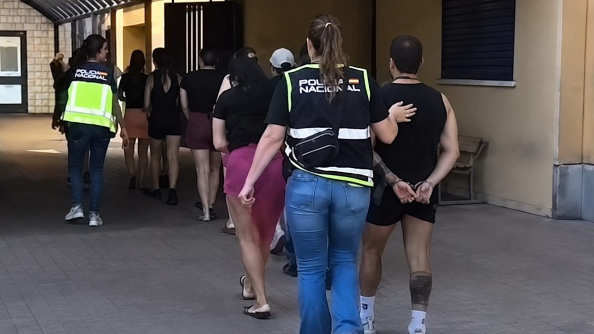 Desmantelada una casa-prostíbulo en Móstoles que explotaba a mujeres: hay 16 personas detenidas Desmantelada una casa-prostíbulo en Móstoles que explotaba a mujeres: hay 16 personas detenidas