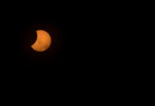 Así fue el primer eclipse solar en más de 100 años en Móstoles: sin totalidad y dejando la ciudad casi a oscuras