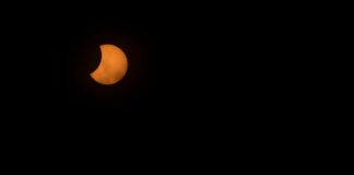 Así fue el primer eclipse solar en más de 100 años en Móstoles: sin totalidad y dejando la ciudad casi a oscuras Así fue el primer eclipse solar en más de 100 años en Móstoles: sin totalidad y dejando la ciudad casi a oscuras