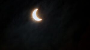 Así fue el primer eclipse solar en más de 100 años en Móstoles: sin totalidad y dejando la ciudad casi a oscuras