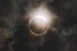 Gafas homologadas gratis para disfrutar del eclipse solar el próximo 12 de agosto en Móstoles