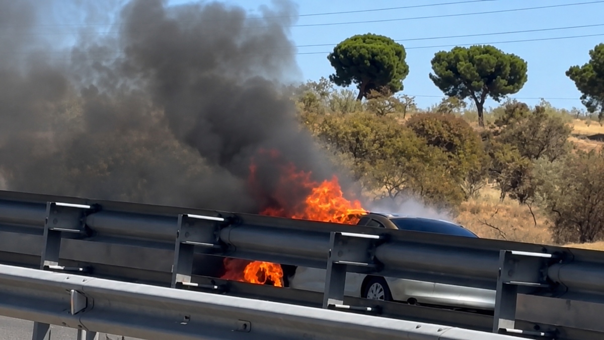 Susto en Móstoles: incendio de un vehículo en la A-5 a la altura de Parque Coimbra Susto en Móstoles: incendio de un vehículo en la A-5 a la altura de Parque Coimbra