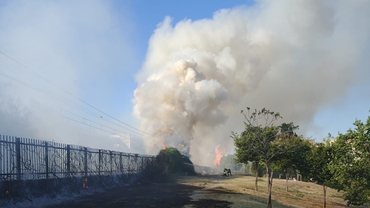 Un incendio en la C-5 corta la circulación de trenes durante una hora: así afectó a los vecinos de Móstoles Un incendio en la C-5 corta la circulación de trenes durante una hora: así afectó a los vecinos de Móstoles