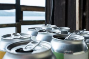 Cobro extra por latas y botellas en los bares de Móstoles: el Gobierno implanta un nuevo sistema de fianza